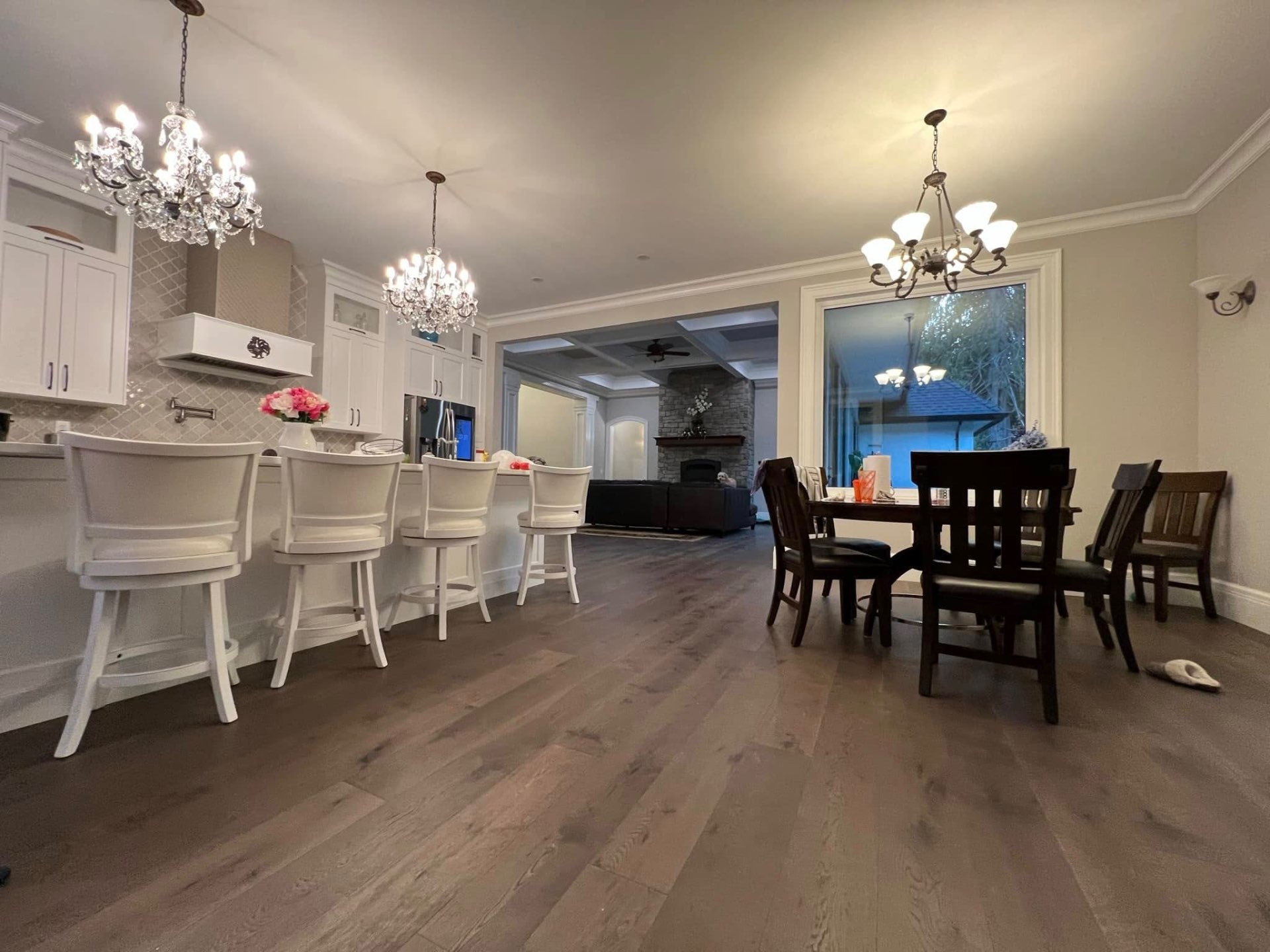 Finished kitchen and dining area with chandeliers and smooth ceilings