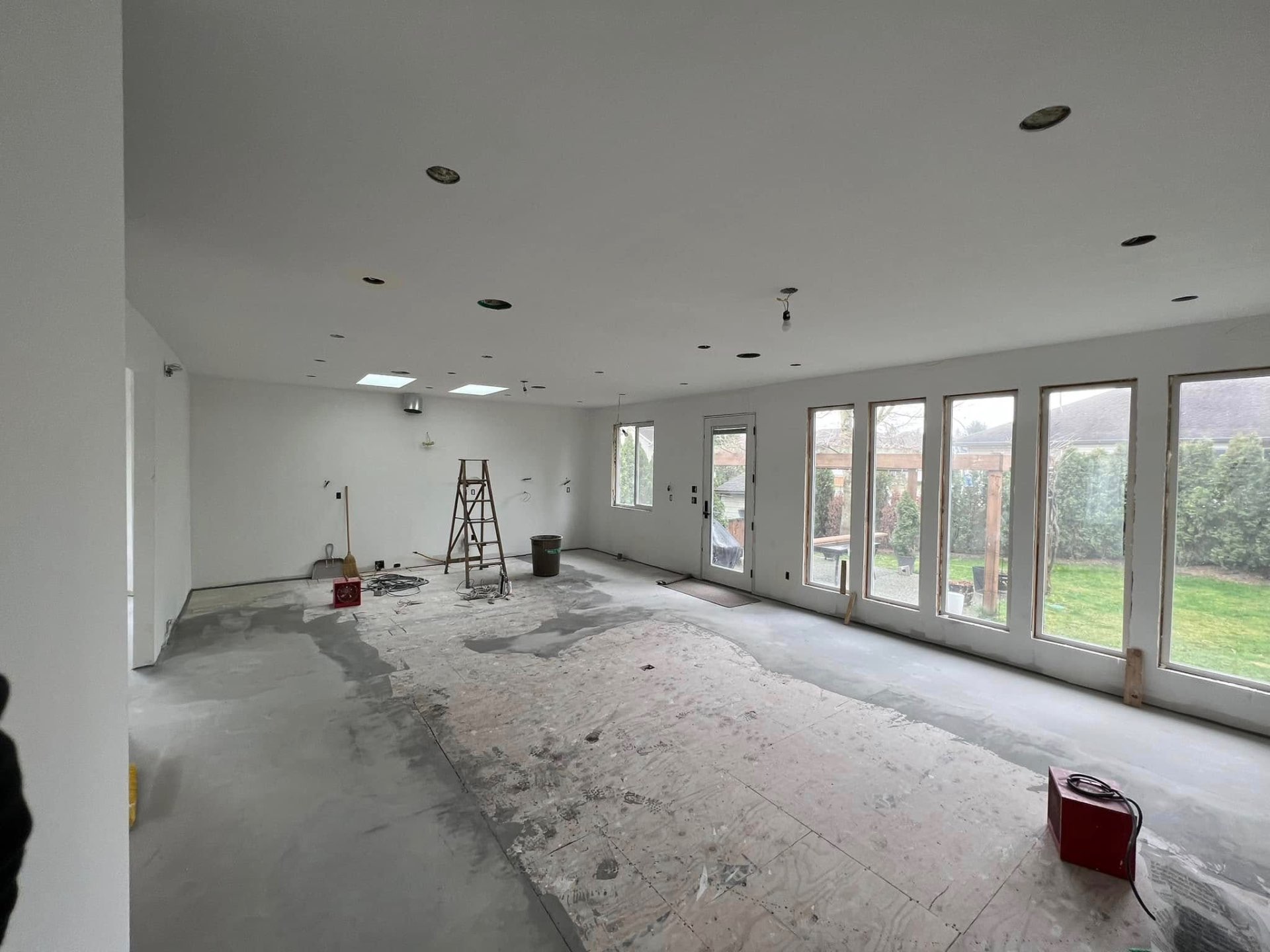 Open-concept new build interior with smooth drywalled walls and ceiling